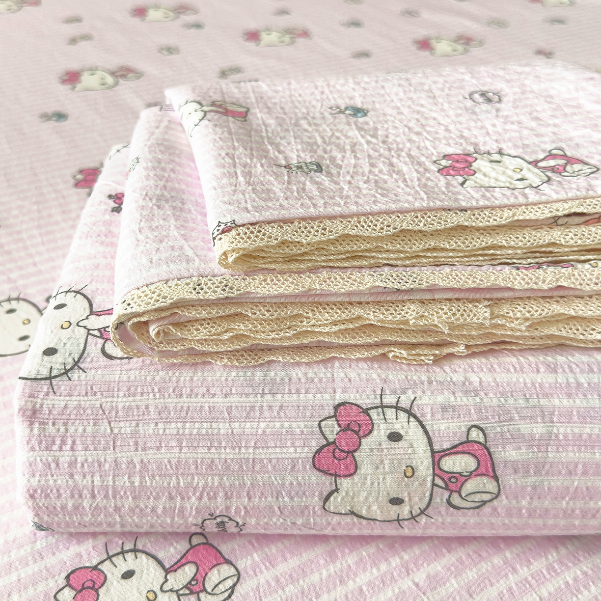 91家纺网 家纺一手货源 找家纺 梦庭帛美 2025新款高克重110克云感提花皱皱纱正版三丽鸥床单 条纹KT