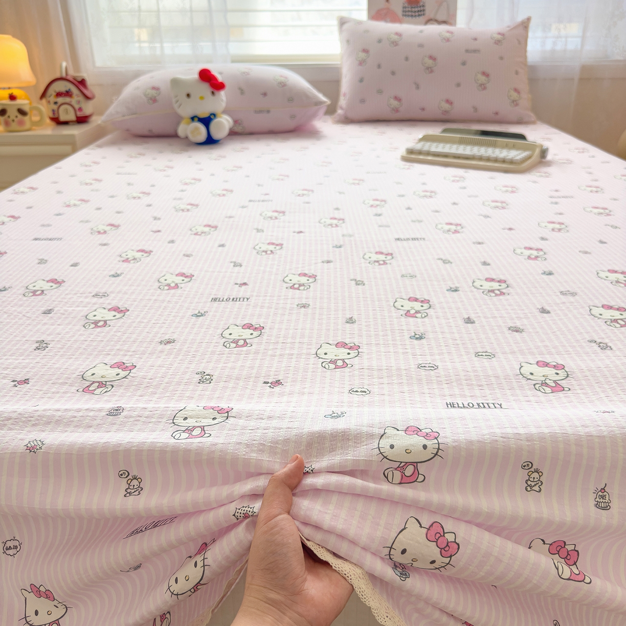 91家纺网 家纺一手货源 找家纺 梦庭帛美 2025新款高克重110克云感提花皱皱纱正版三丽鸥床单 条纹KT