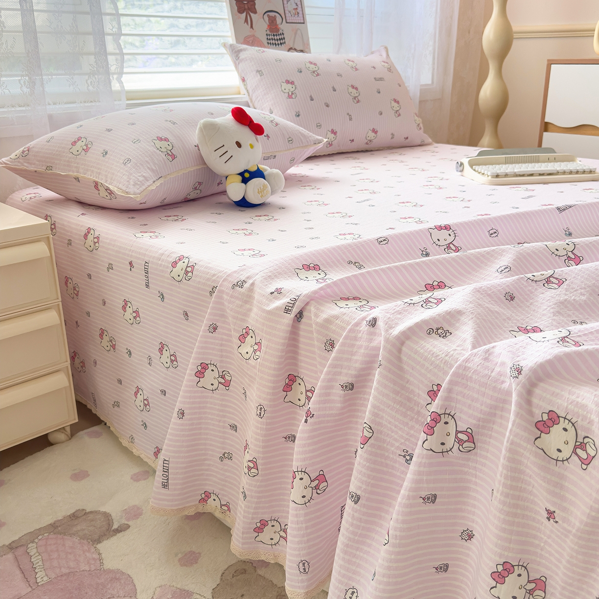 91家纺网 家纺一手货源 找家纺 梦庭帛美 2025新款高克重110克云感提花皱皱纱正版三丽鸥床单 条纹KT