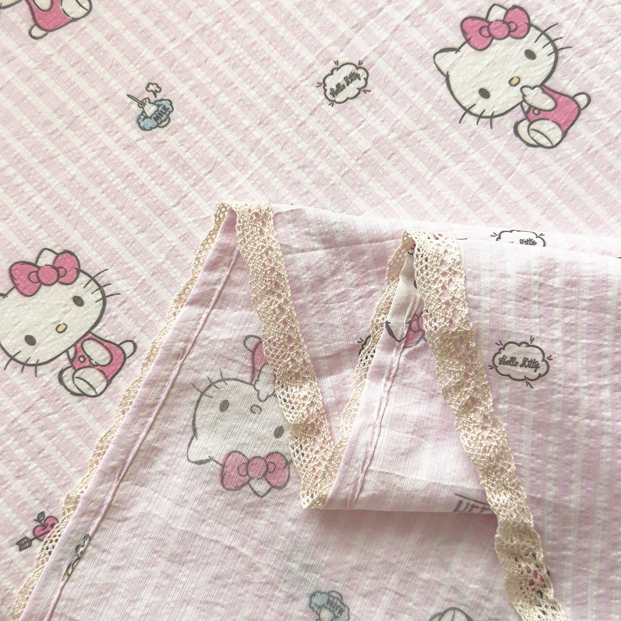 91家纺网 家纺一手货源 找家纺 梦庭帛美 2025新款高克重110克云感提花皱皱纱正版三丽鸥床单 条纹KT