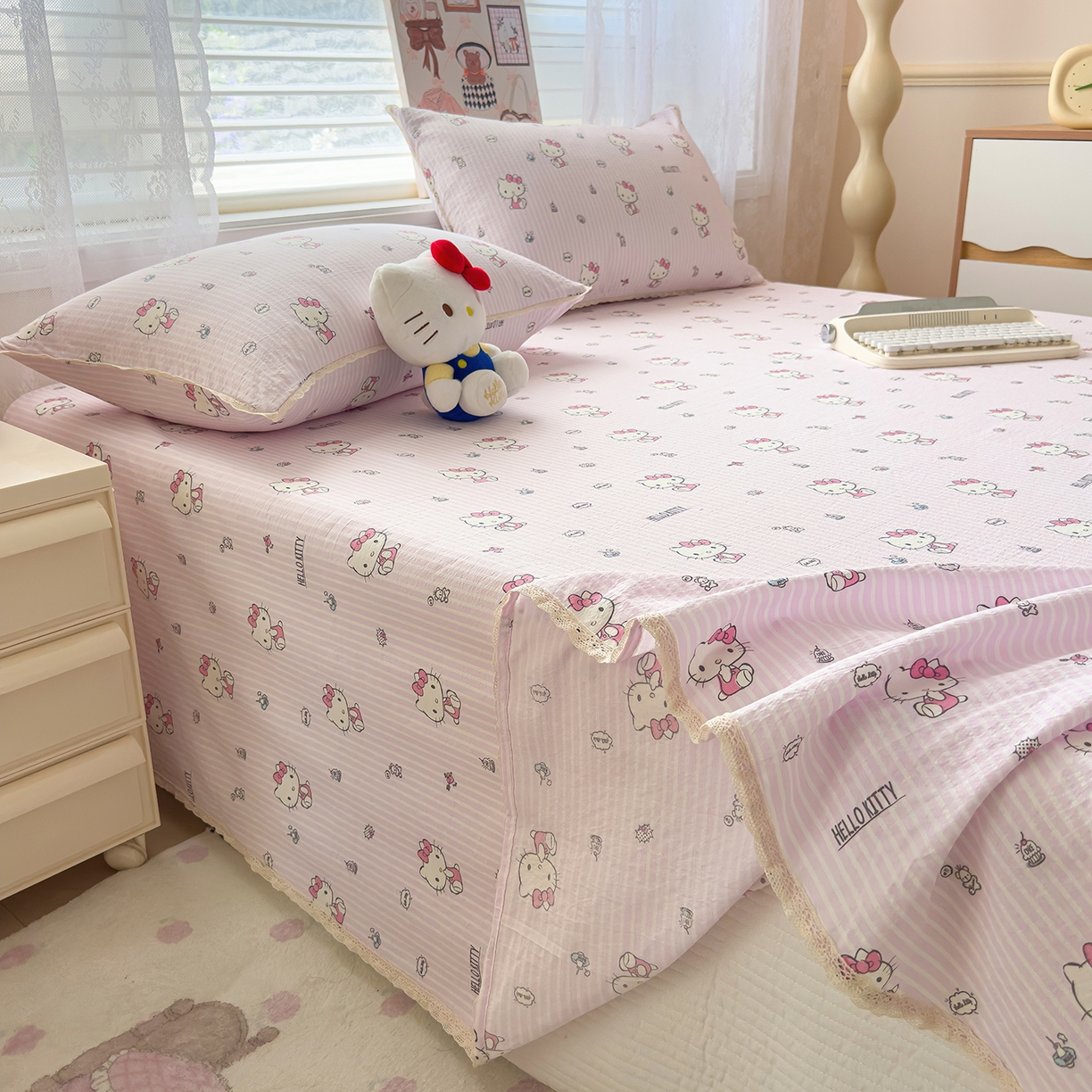 91家纺网 家纺一手货源 找家纺 梦庭帛美 2025新款高克重110克云感提花皱皱纱正版三丽鸥床单 条纹KT