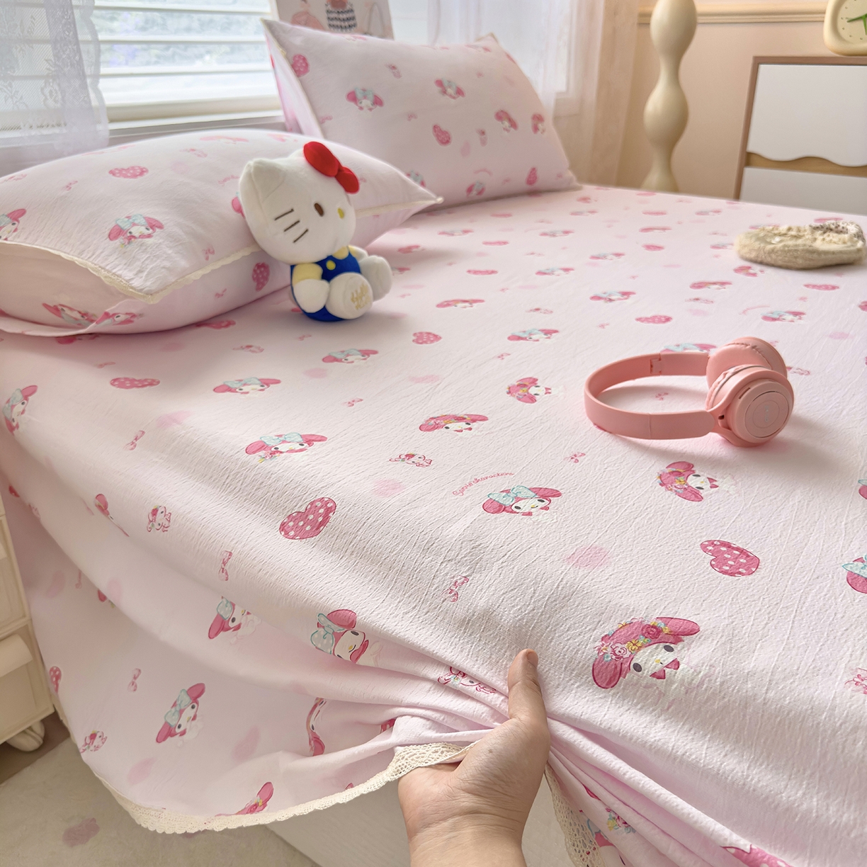 91家纺网 家纺一手货源 找家纺 梦庭帛美 2025新款高克重110克云感提花皱皱纱正版三丽鸥床单 童趣美乐蒂