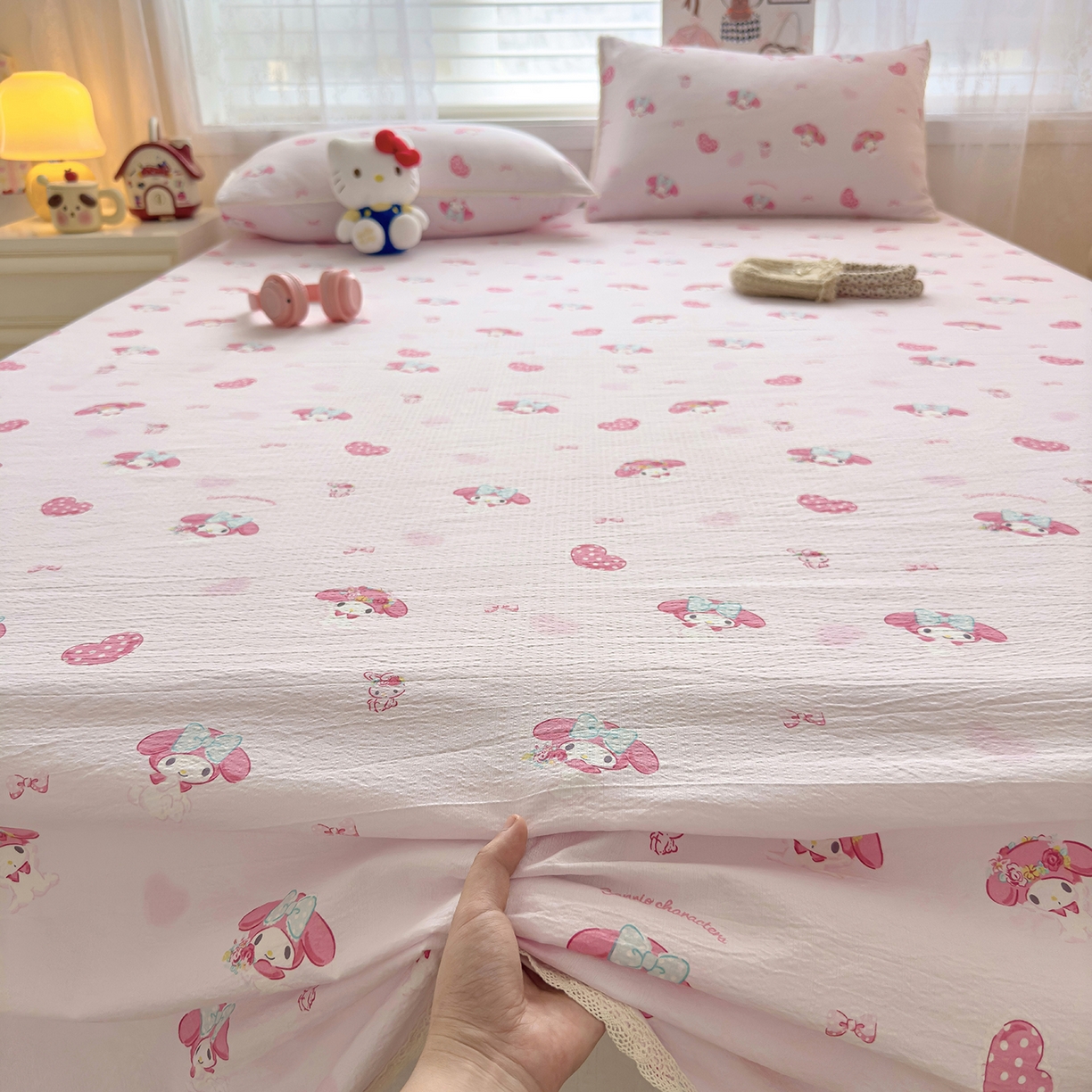 91家纺网 家纺一手货源 找家纺 梦庭帛美 2025新款高克重110克云感提花皱皱纱正版三丽鸥床单 童趣美乐蒂