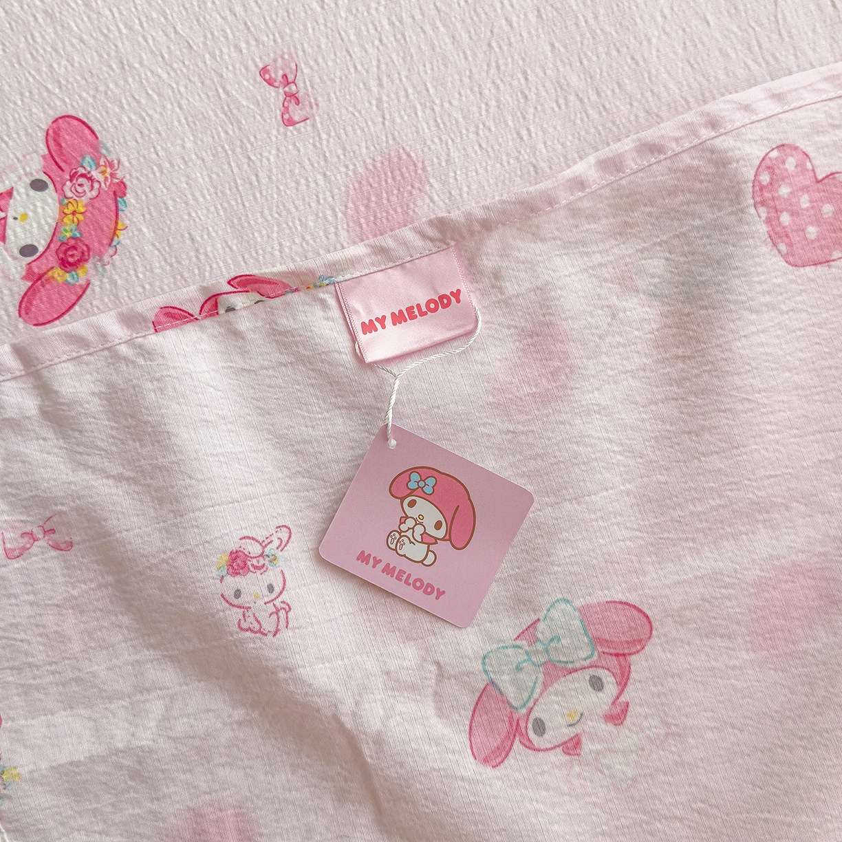 91家纺网 家纺一手货源 找家纺 梦庭帛美 2025新款高克重110克云感提花皱皱纱正版三丽鸥床单 童趣美乐蒂