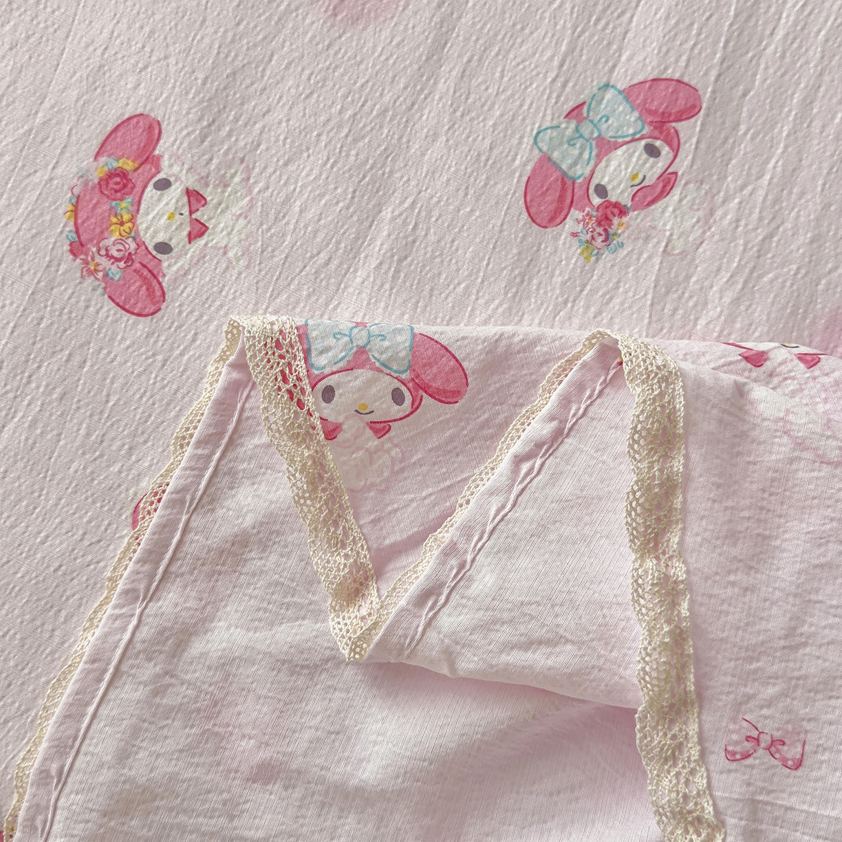 91家纺网 家纺一手货源 找家纺 梦庭帛美 2025新款高克重110克云感提花皱皱纱正版三丽鸥床单 童趣美乐蒂