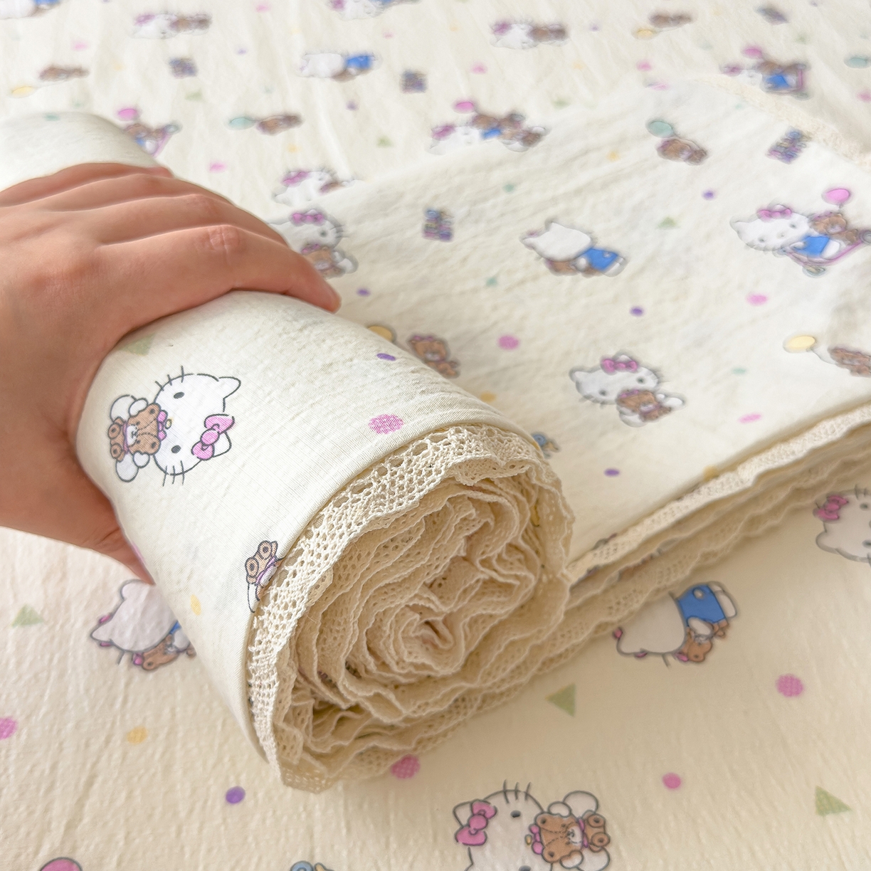 91家纺网 家纺一手货源 找家纺 梦庭帛美 2025新款高克重110克云感提花皱皱纱正版三丽鸥床单 彩绘小奶猫