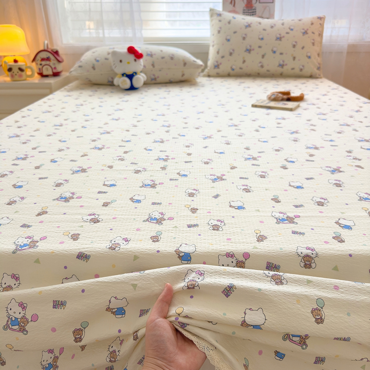 91家纺网 家纺一手货源 找家纺 梦庭帛美 2025新款高克重110克云感提花皱皱纱正版三丽鸥床单 彩绘小奶猫