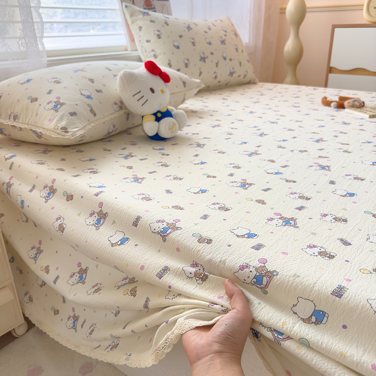 91家纺网 家纺一手货源 找家纺 梦庭帛美 2025新款高克重110克云感提花皱皱纱正版三丽鸥床单 彩绘小奶猫