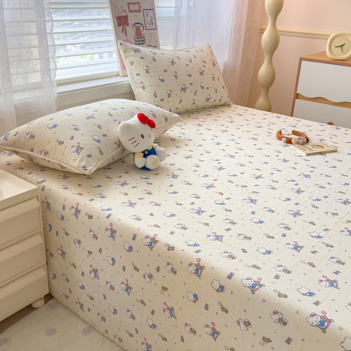 91家纺网 家纺一手货源 找家纺 梦庭帛美 2025新款高克重110克云感提花皱皱纱正版三丽鸥床单 彩绘小奶猫