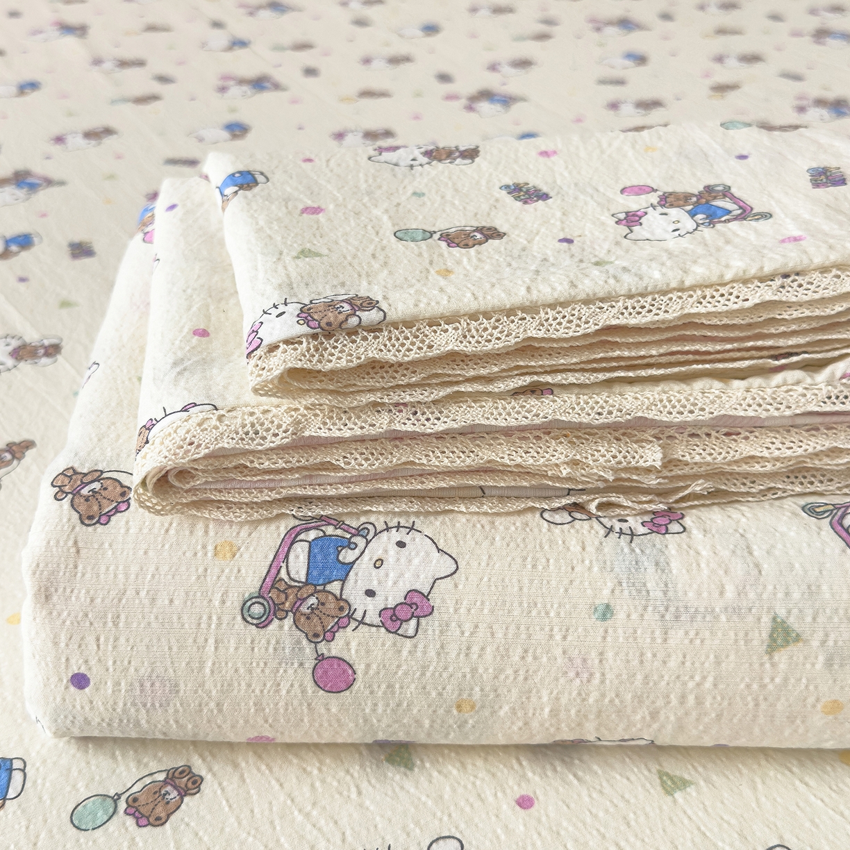 91家纺网 家纺一手货源 找家纺 梦庭帛美 2025新款高克重110克云感提花皱皱纱正版三丽鸥床单 彩绘小奶猫