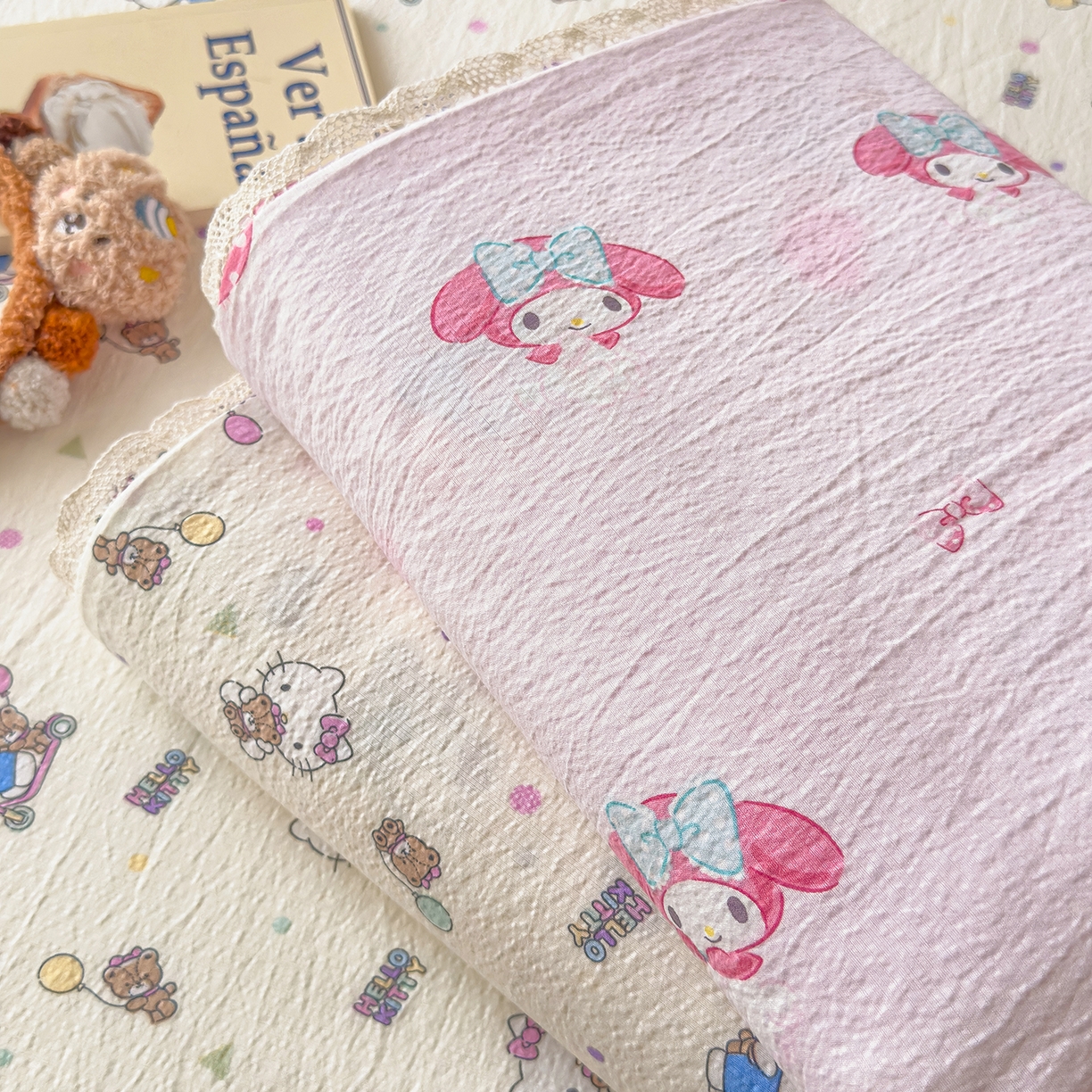 91家纺网 家纺一手货源 找家纺 梦庭帛美 2025新款高克重110克云感提花皱皱纱正版三丽鸥床单 彩绘小奶猫