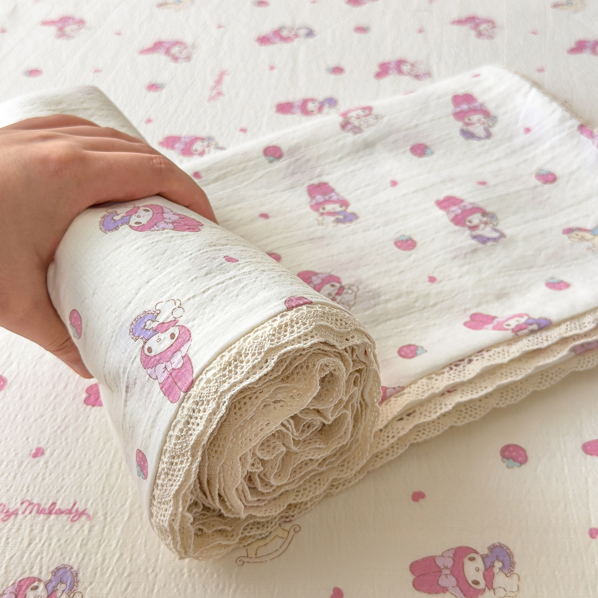 91家纺网 家纺一手货源 找家纺 梦庭帛美 2025新款高克重110克云感提花皱皱纱正版三丽鸥床单 木马美乐蒂