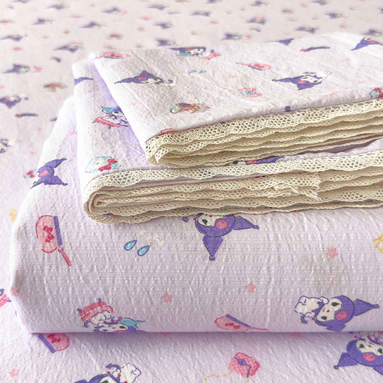 91家纺网 家纺一手货源 找家纺 梦庭帛美 2025新款高克重110克云感提花皱皱纱正版三丽鸥床单 时尚库洛米