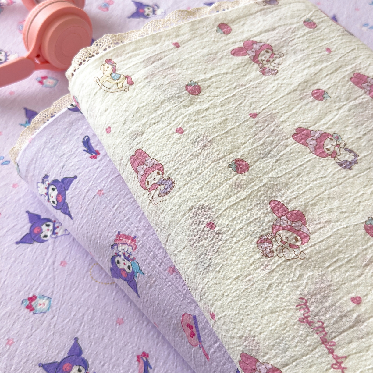 91家纺网 家纺一手货源 找家纺 梦庭帛美 2025新款高克重110克云感提花皱皱纱正版三丽鸥床单 时尚库洛米