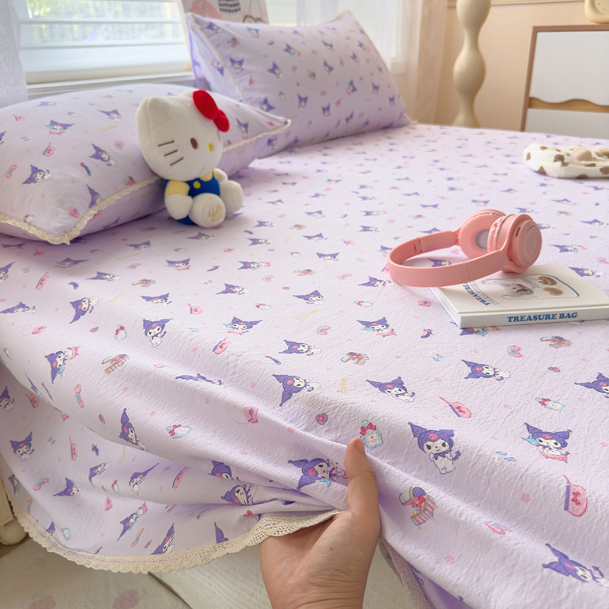 91家纺网 家纺一手货源 找家纺 梦庭帛美 2025新款高克重110克云感提花皱皱纱正版三丽鸥床单 时尚库洛米