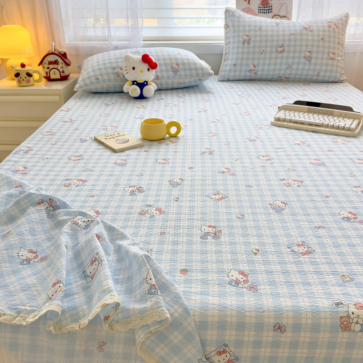 91家纺网 家纺一手货源 找家纺 梦庭帛美 2025新款高克重110克云感提花皱皱纱正版三丽鸥床单 甜蜜电话-蓝