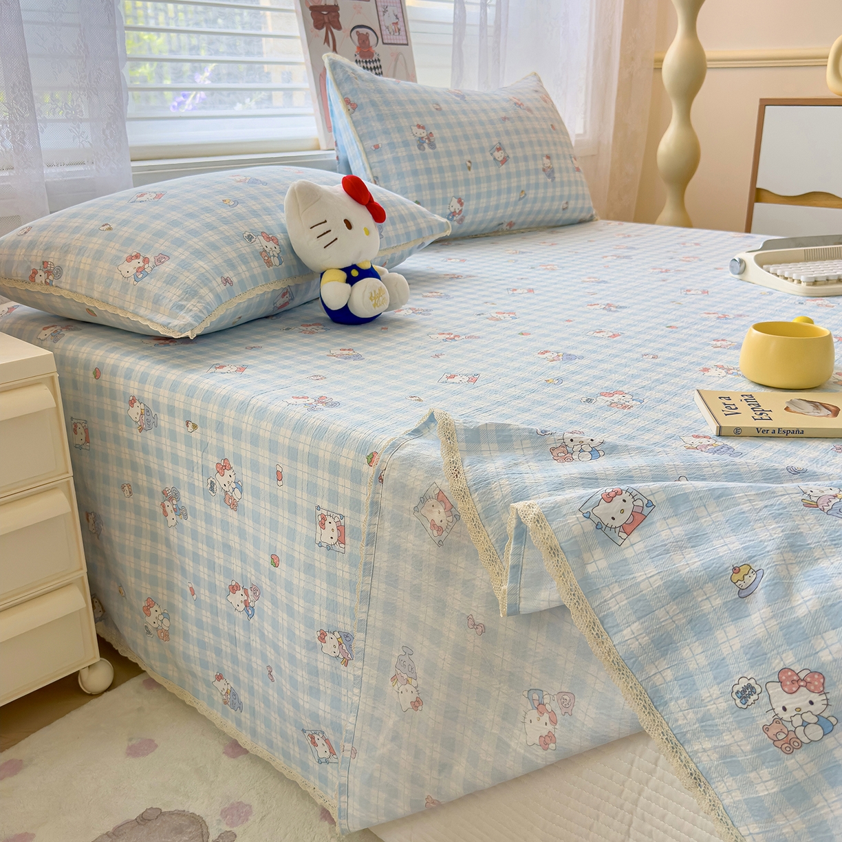 91家纺网 家纺一手货源 找家纺 梦庭帛美 2025新款高克重110克云感提花皱皱纱正版三丽鸥床单 甜蜜电话-蓝