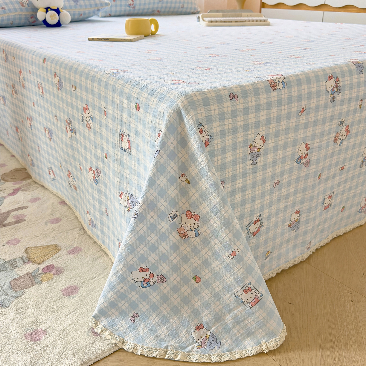 91家纺网 家纺一手货源 找家纺 梦庭帛美 2025新款高克重110克云感提花皱皱纱正版三丽鸥床单 甜蜜电话-蓝