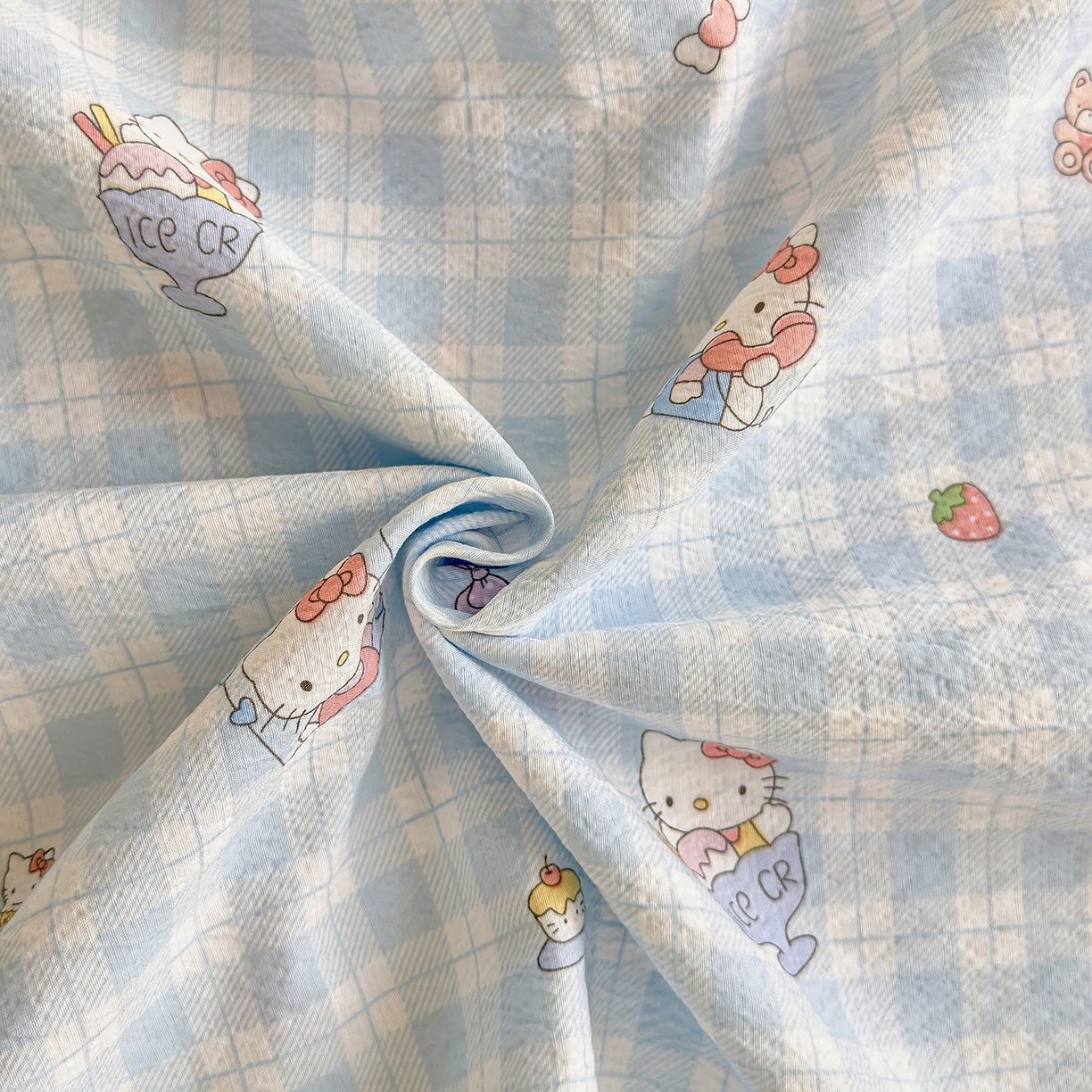 91家纺网 家纺一手货源 找家纺 梦庭帛美 2025新款高克重110克云感提花皱皱纱正版三丽鸥床单 甜蜜电话-蓝