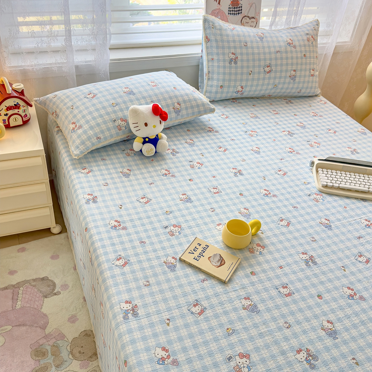 91家纺网 家纺一手货源 找家纺 梦庭帛美 2025新款高克重110克云感提花皱皱纱正版三丽鸥床单 甜蜜电话-蓝