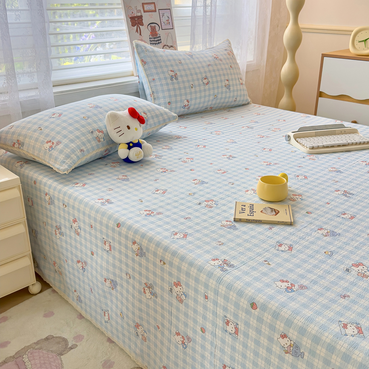 91家纺网 家纺一手货源 找家纺 梦庭帛美 2025新款高克重110克云感提花皱皱纱正版三丽鸥床单 甜蜜电话-蓝