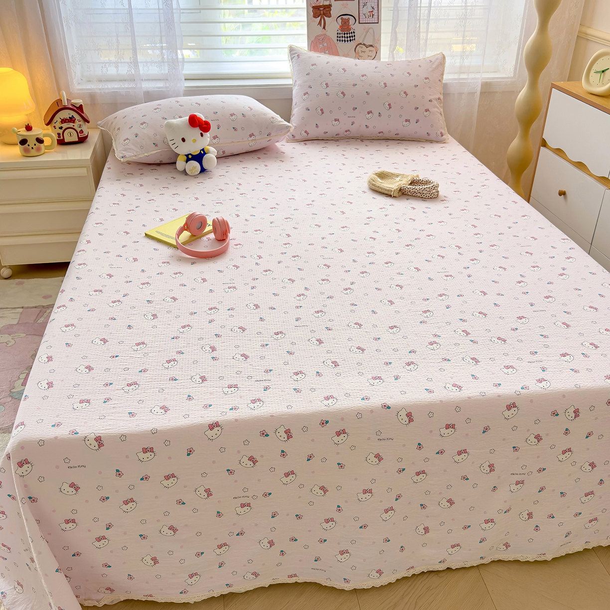 91家纺网 家纺一手货源 找家纺 梦庭帛美 2025新款高克重110克云感提花皱皱纱正版三丽鸥床单 粉樱凯蒂