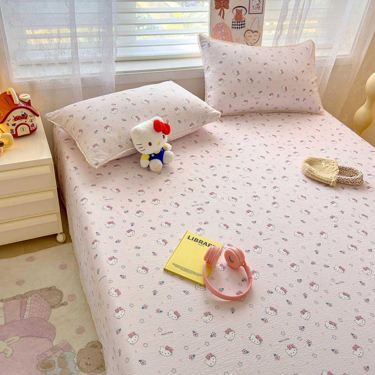 91家纺网 家纺一手货源 找家纺 梦庭帛美 2025新款高克重110克云感提花皱皱纱正版三丽鸥床单 粉樱凯蒂