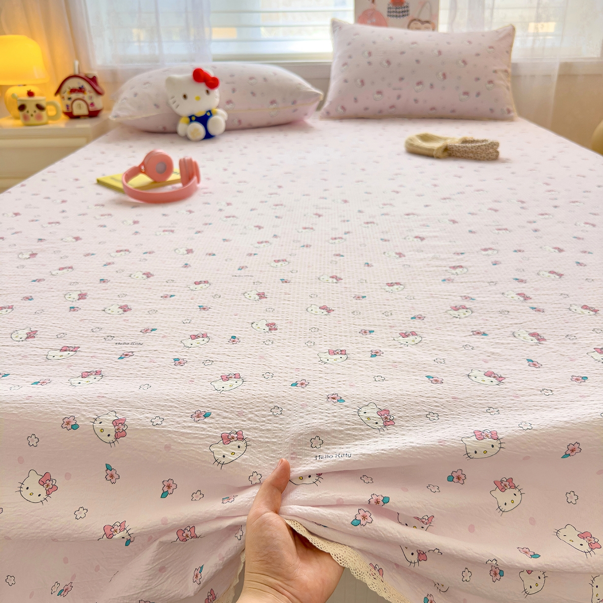 91家纺网 家纺一手货源 找家纺 梦庭帛美 2025新款高克重110克云感提花皱皱纱正版三丽鸥床单 粉樱凯蒂