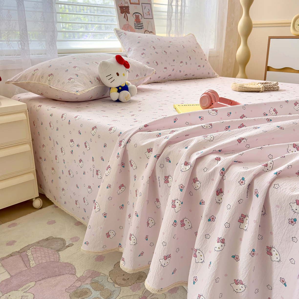 91家纺网 家纺一手货源 找家纺 梦庭帛美 2025新款高克重110克云感提花皱皱纱正版三丽鸥床单 粉樱凯蒂