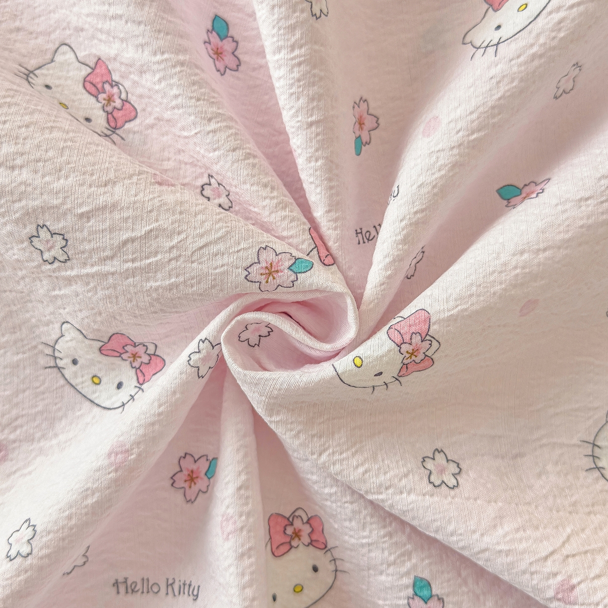 91家纺网 家纺一手货源 找家纺 梦庭帛美 2025新款高克重110克云感提花皱皱纱正版三丽鸥床单 粉樱凯蒂