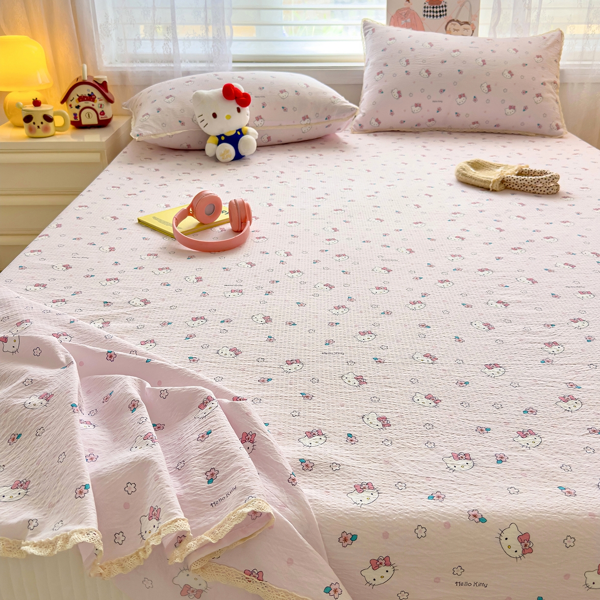 91家纺网 家纺一手货源 找家纺 梦庭帛美 2025新款高克重110克云感提花皱皱纱正版三丽鸥床单 粉樱凯蒂