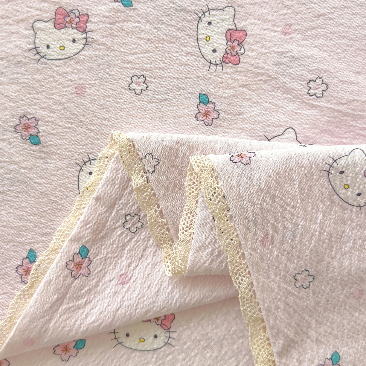 91家纺网 家纺一手货源 找家纺 梦庭帛美 2025新款高克重110克云感提花皱皱纱正版三丽鸥床单 粉樱凯蒂