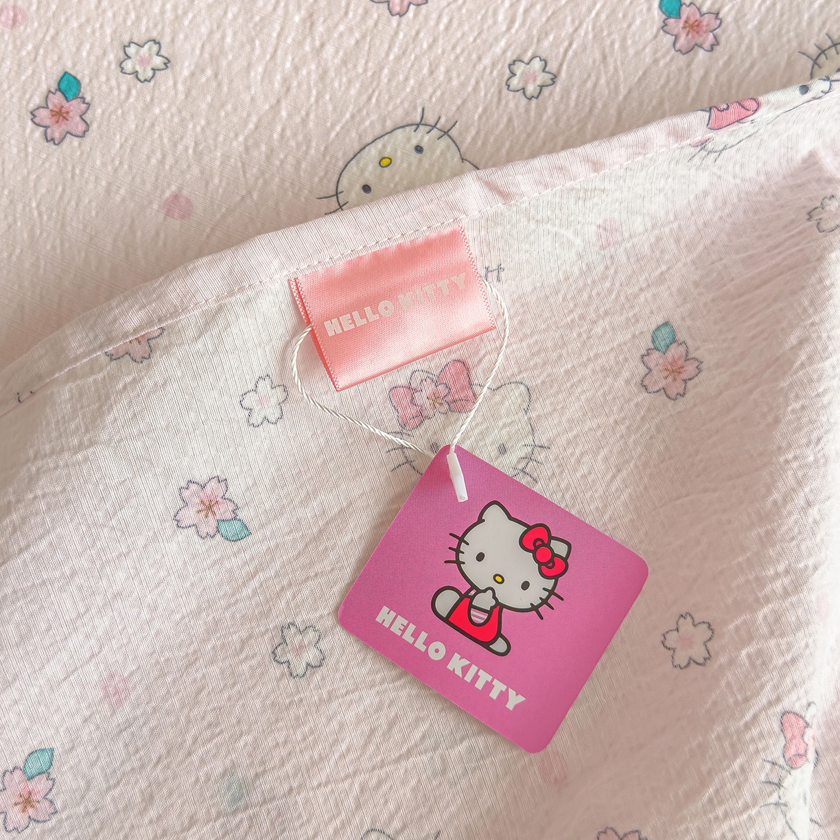 91家纺网 家纺一手货源 找家纺 梦庭帛美 2025新款高克重110克云感提花皱皱纱正版三丽鸥床单 粉樱凯蒂