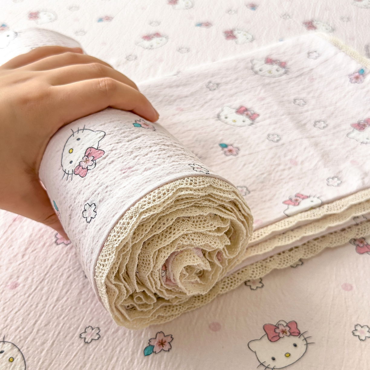 91家纺网 家纺一手货源 找家纺 梦庭帛美 2025新款高克重110克云感提花皱皱纱正版三丽鸥床单 粉樱凯蒂