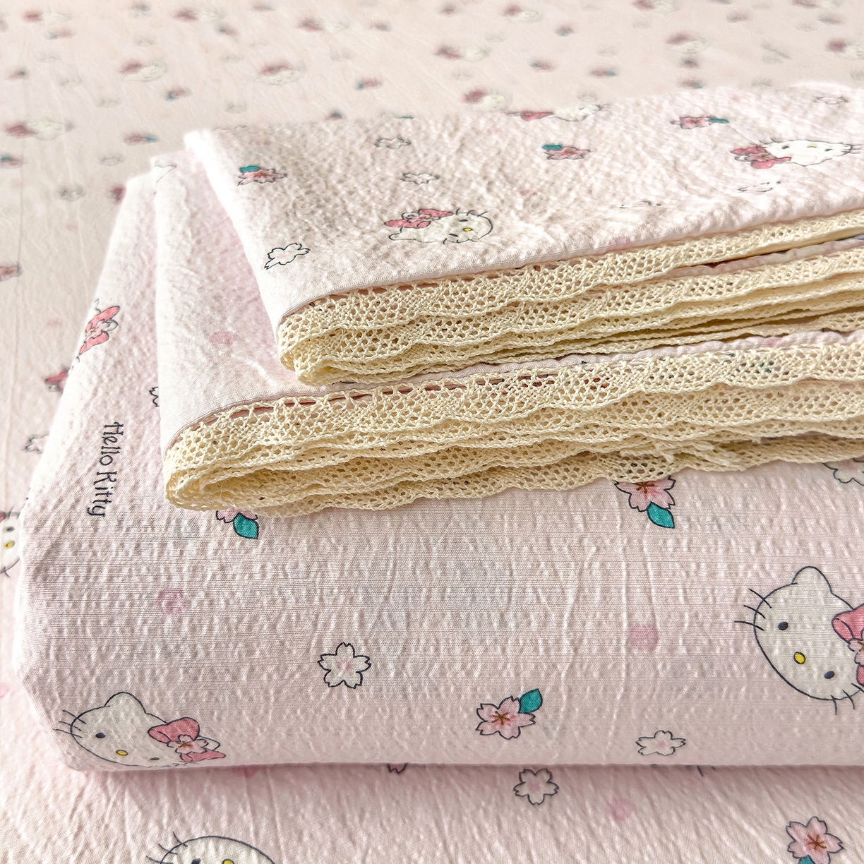 91家纺网 家纺一手货源 找家纺 梦庭帛美 2025新款高克重110克云感提花皱皱纱正版三丽鸥床单 粉樱凯蒂