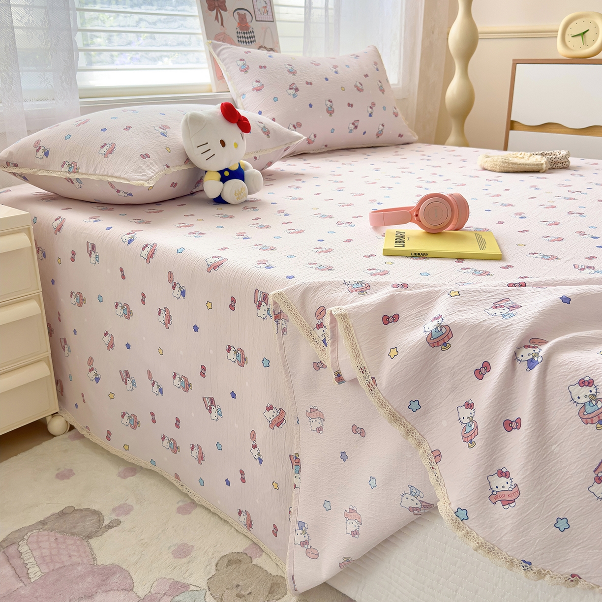 91家纺网 家纺一手货源 找家纺 梦庭帛美 2025新款高克重110克云感提花皱皱纱正版三丽鸥床单 奶芙KT