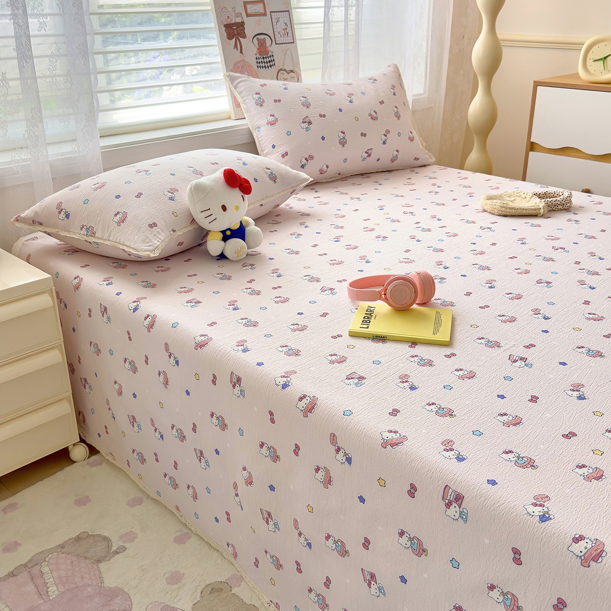 91家纺网 家纺一手货源 找家纺 梦庭帛美 2025新款高克重110克云感提花皱皱纱正版三丽鸥床单 奶芙KT