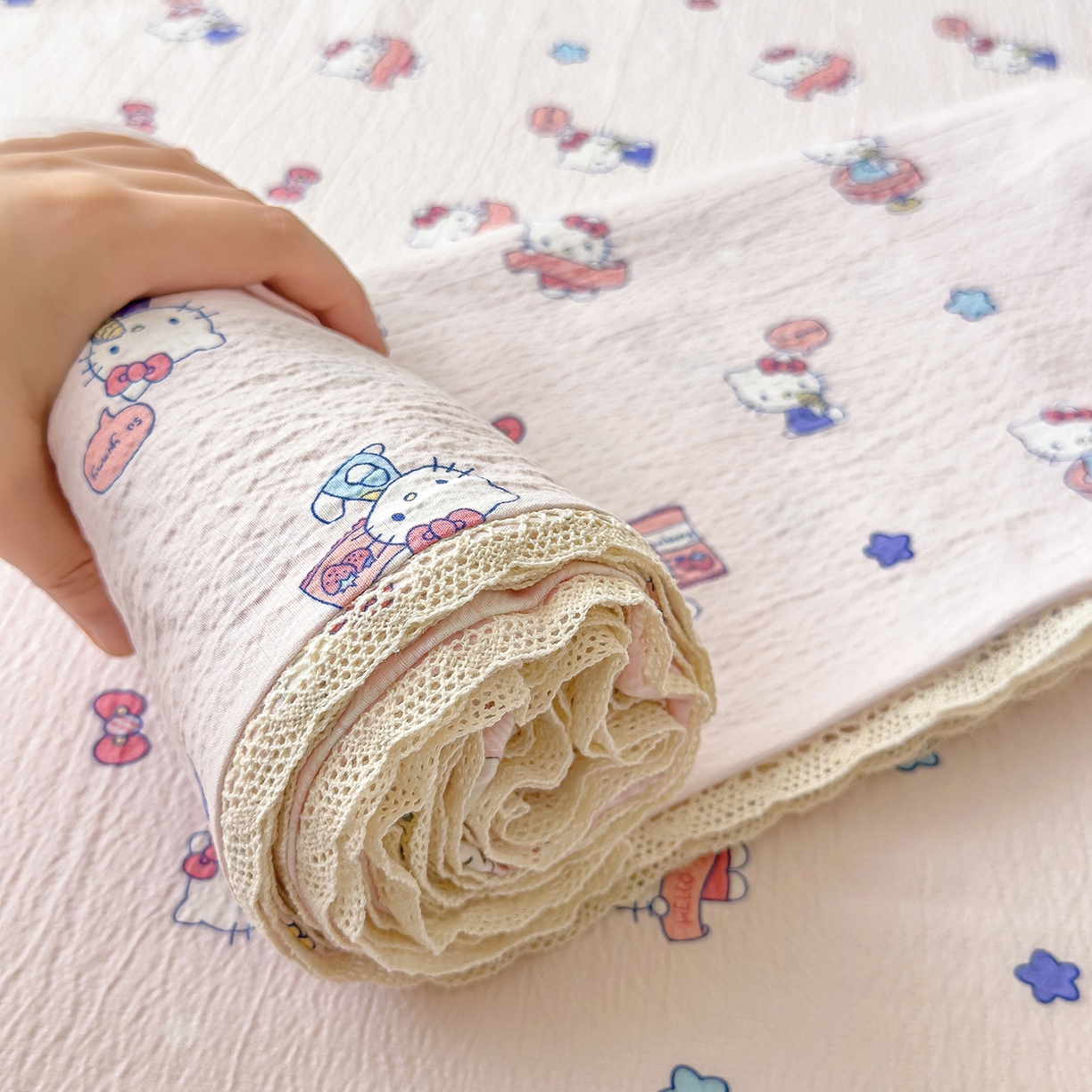 91家纺网 家纺一手货源 找家纺 梦庭帛美 2025新款高克重110克云感提花皱皱纱正版三丽鸥床单 奶芙KT