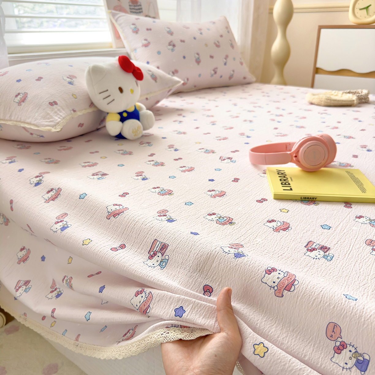 91家纺网 家纺一手货源 找家纺 梦庭帛美 2025新款高克重110克云感提花皱皱纱正版三丽鸥床单 奶芙KT