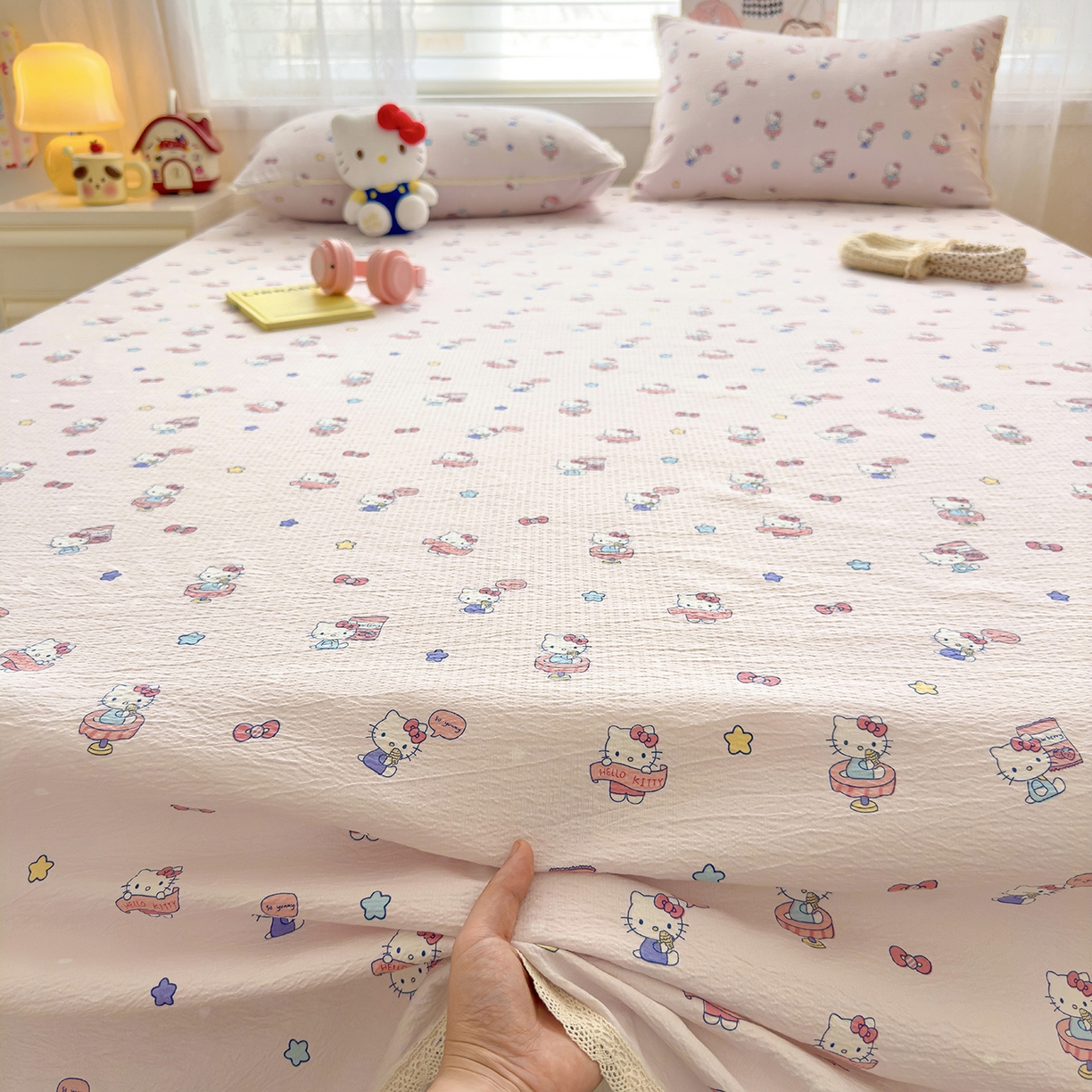 91家纺网 家纺一手货源 找家纺 梦庭帛美 2025新款高克重110克云感提花皱皱纱正版三丽鸥床单 奶芙KT