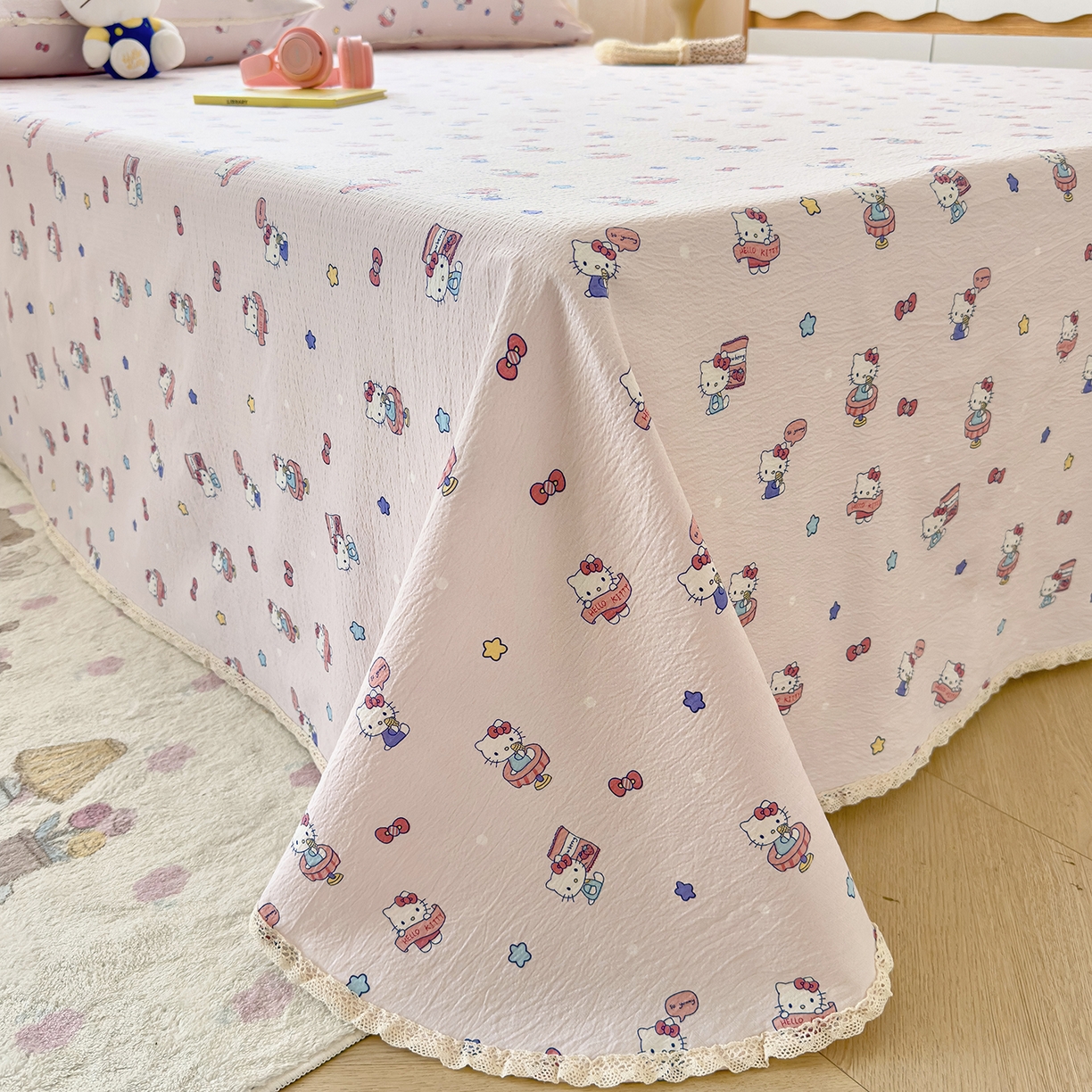 91家纺网 家纺一手货源 找家纺 梦庭帛美 2025新款高克重110克云感提花皱皱纱正版三丽鸥床单 奶芙KT