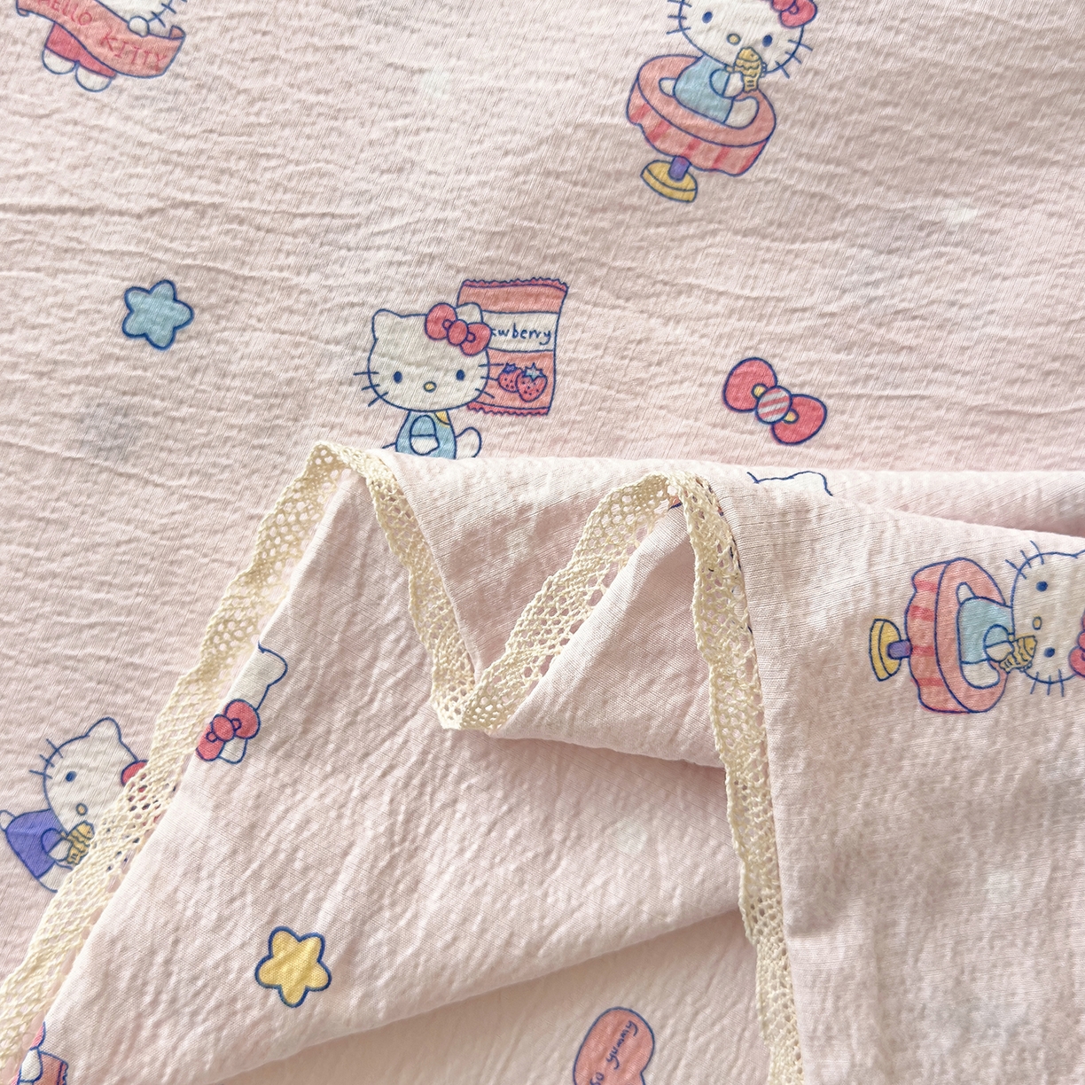 91家纺网 家纺一手货源 找家纺 梦庭帛美 2025新款高克重110克云感提花皱皱纱正版三丽鸥床单 奶芙KT