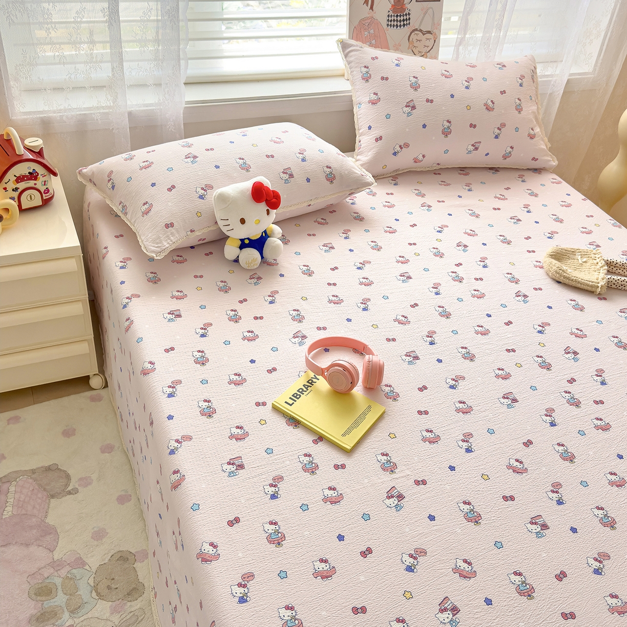 91家纺网 家纺一手货源 找家纺 梦庭帛美 2025新款高克重110克云感提花皱皱纱正版三丽鸥床单 奶芙KT