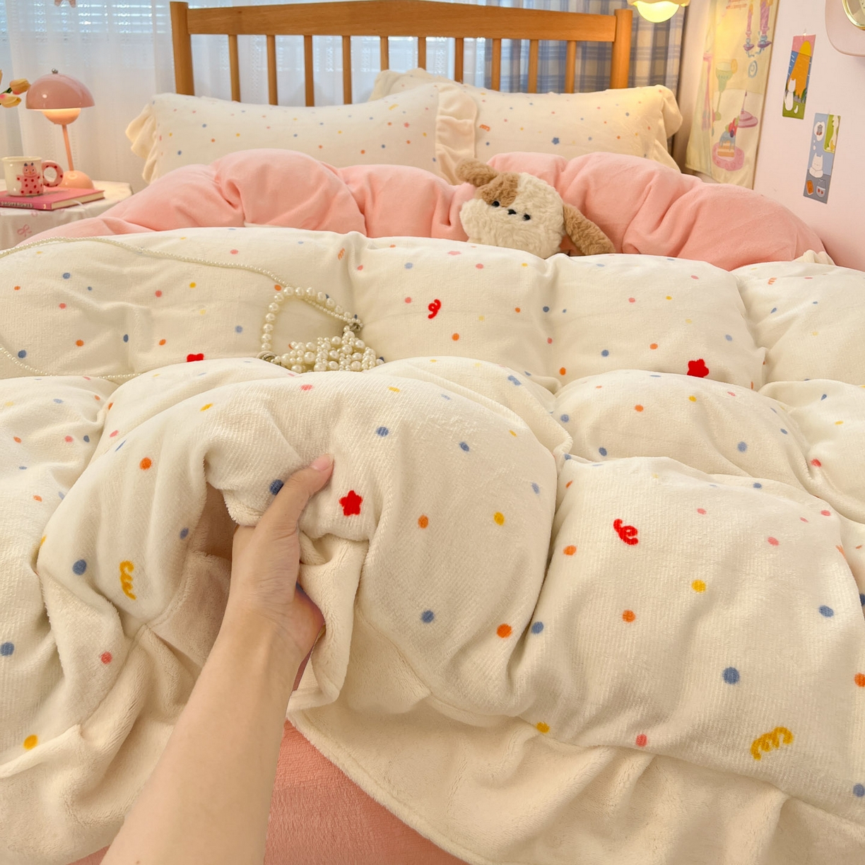 91家纺网 家纺一手货源 找家纺 川悦生活 2025新款A类韩版花边牛奶绒四件套 花边彩虹心情粉