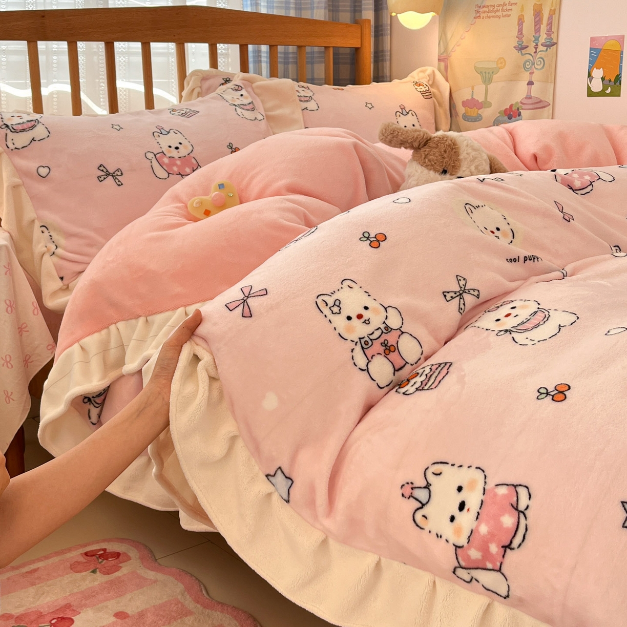 91家纺网 家纺一手货源 找家纺 川悦生活 2025新款A类韩版花边牛奶绒四件套 花边茶派小狗粉