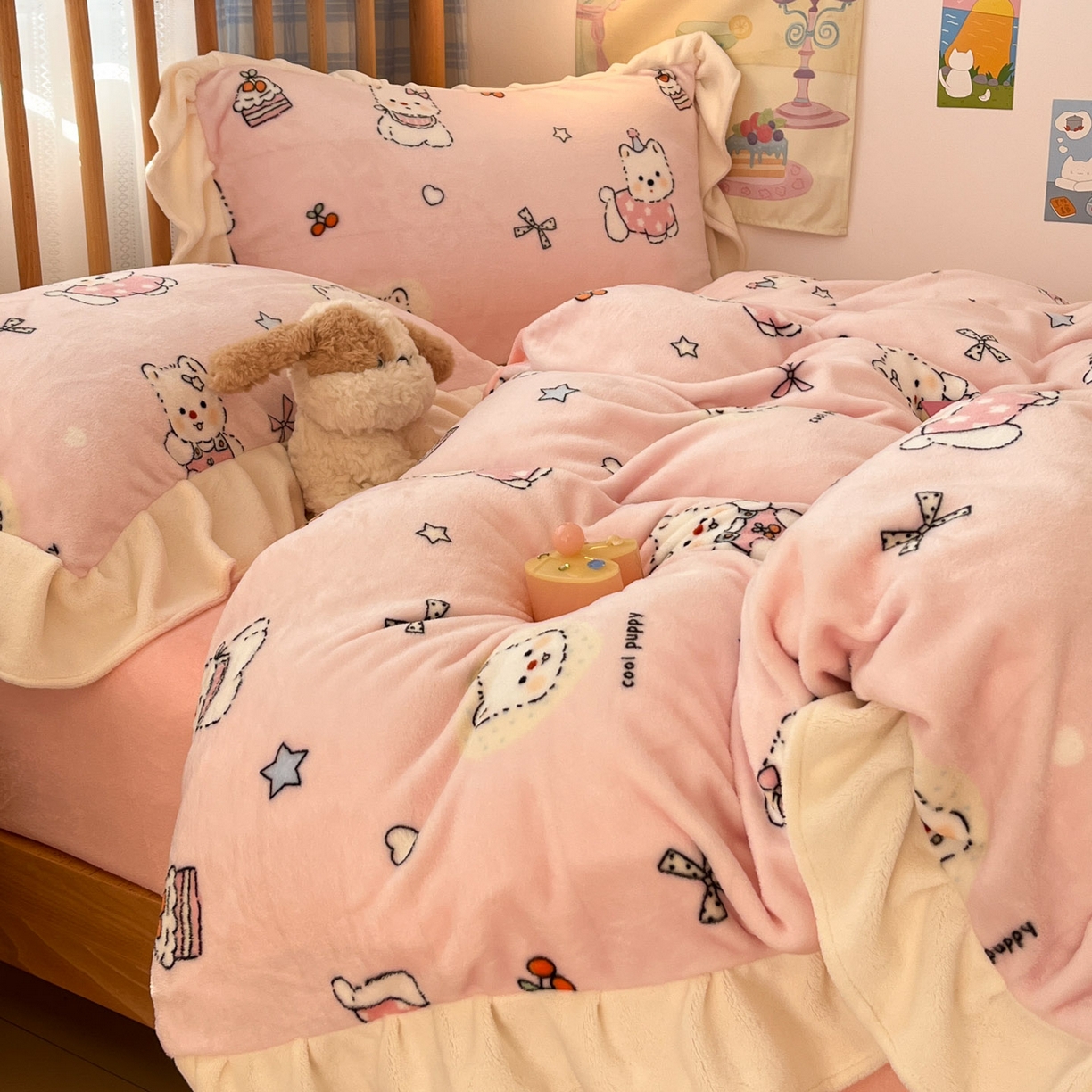 91家纺网 家纺一手货源 找家纺 川悦生活 2025新款A类韩版花边牛奶绒四件套 花边茶派小狗粉