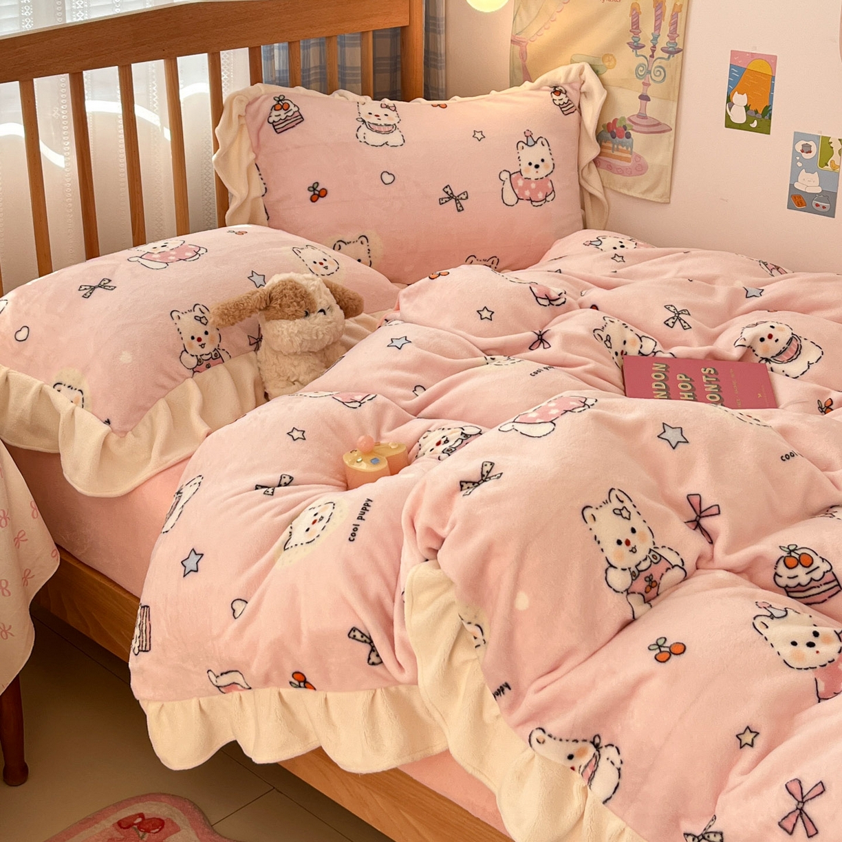 91家纺网 家纺一手货源 找家纺 川悦生活 2025新款A类韩版花边牛奶绒四件套 花边茶派小狗粉