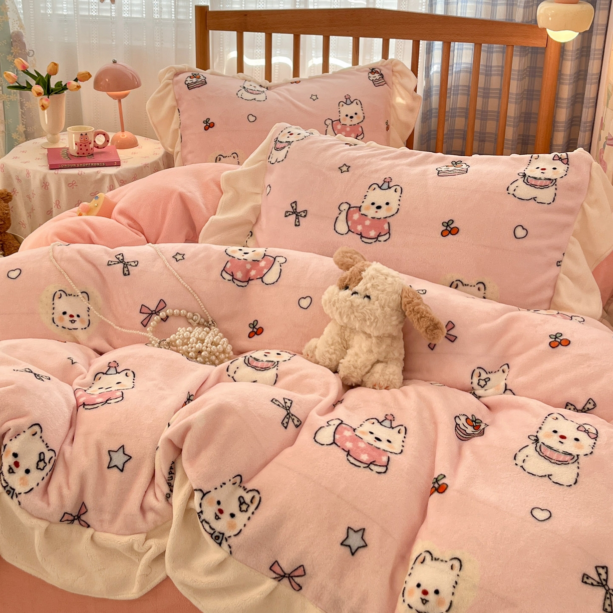 91家纺网 家纺一手货源 找家纺 川悦生活 2025新款A类韩版花边牛奶绒四件套 花边茶派小狗粉