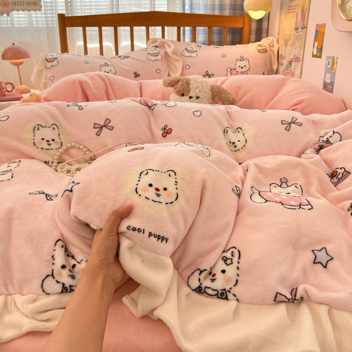 91家纺网 家纺一手货源 找家纺 川悦生活 2025新款A类韩版花边牛奶绒四件套 花边茶派小狗粉