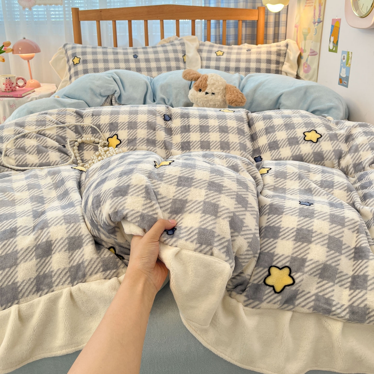 91家纺网 家纺一手货源 找家纺 川悦生活 2025新款A类韩版花边牛奶绒四件套 花边简空星号蓝